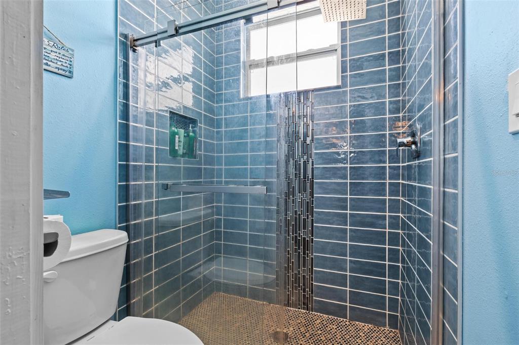 716 Laurel Avenue Venice, FL 34285 - Photo 25 of 42 a bathroom with a shower a toilet a sink and a window