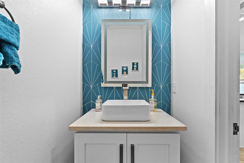 716 Laurel Avenue Venice, FL 34285 - Photo 28 of 42 a bathroom with a sink and a mirror