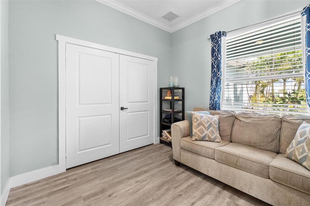 716 Laurel Avenue Venice, FL 34285 - Photo 29 of 42 a living room with furniture and a window