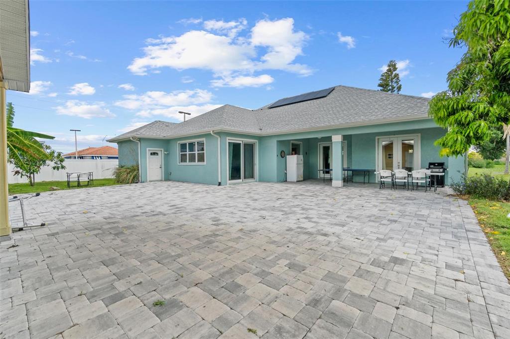 716 Laurel Avenue Venice, FL 34285 - Photo 39 of 42 a backyard of a house with table and chairs