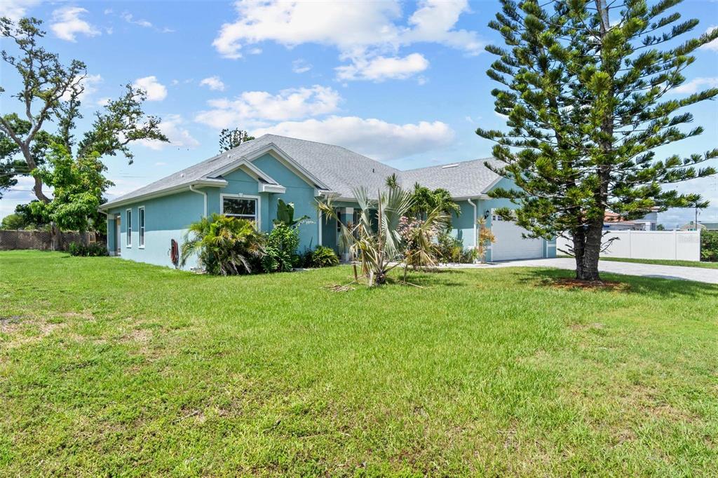 716 Laurel Avenue Venice, FL 34285 - Photo 42 of 42 a view of a garden with a tree