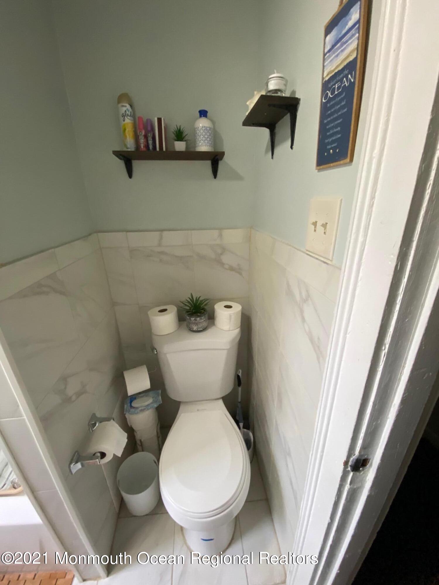 3107 Kearsarge Road Camden, NJ 08104 - Photo 30 of 39 3107 kearsarge toilet seat down
