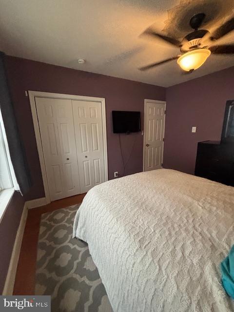 624 Hamel Avenue Glenside, PA 19038 - Photo 23 of 34 a bedroom with a bed and a lamp