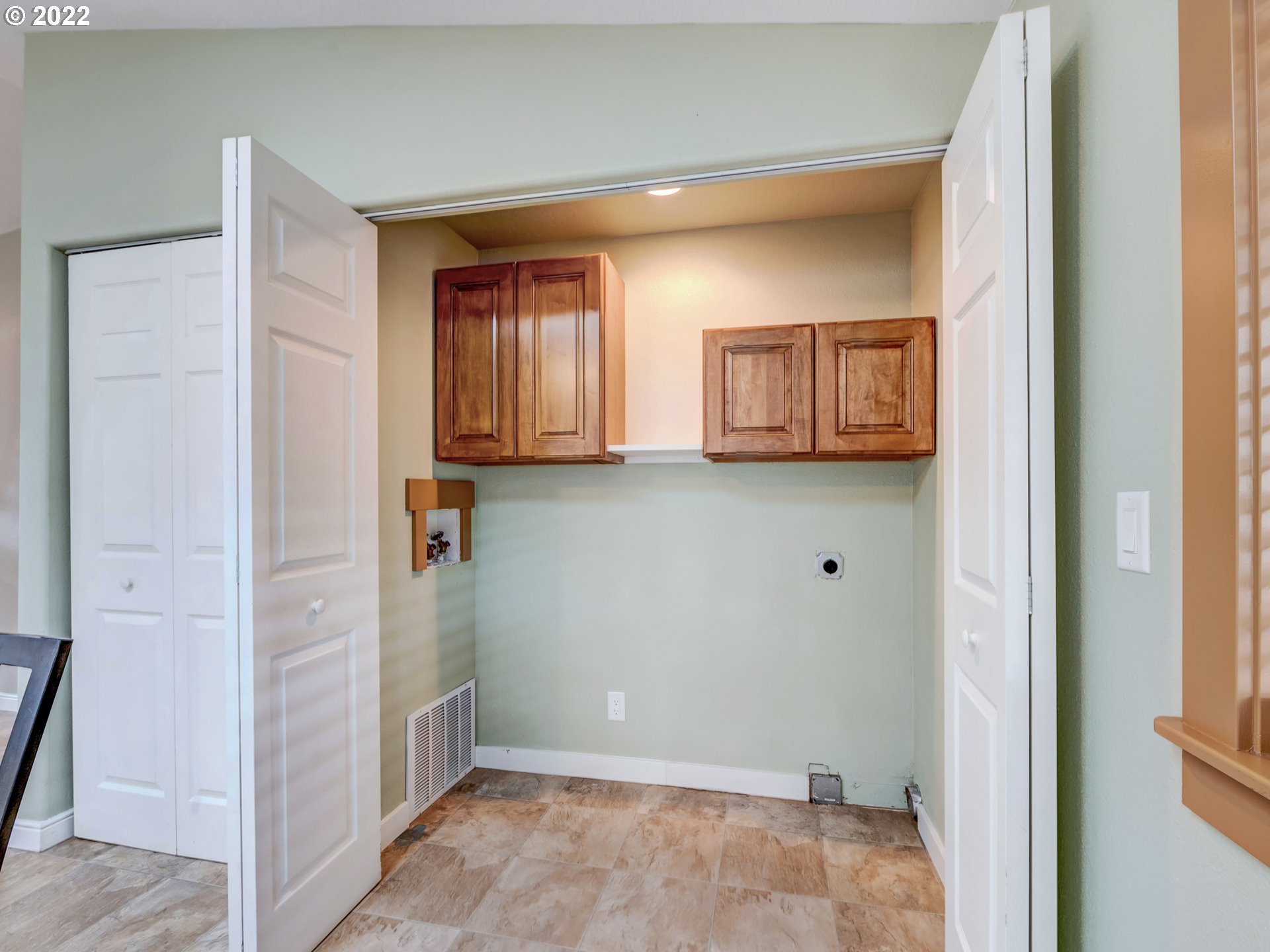 452 South 53rd Street Springfield, OR 97478 - Photo 13 of 26 a view of room with cabinet and door