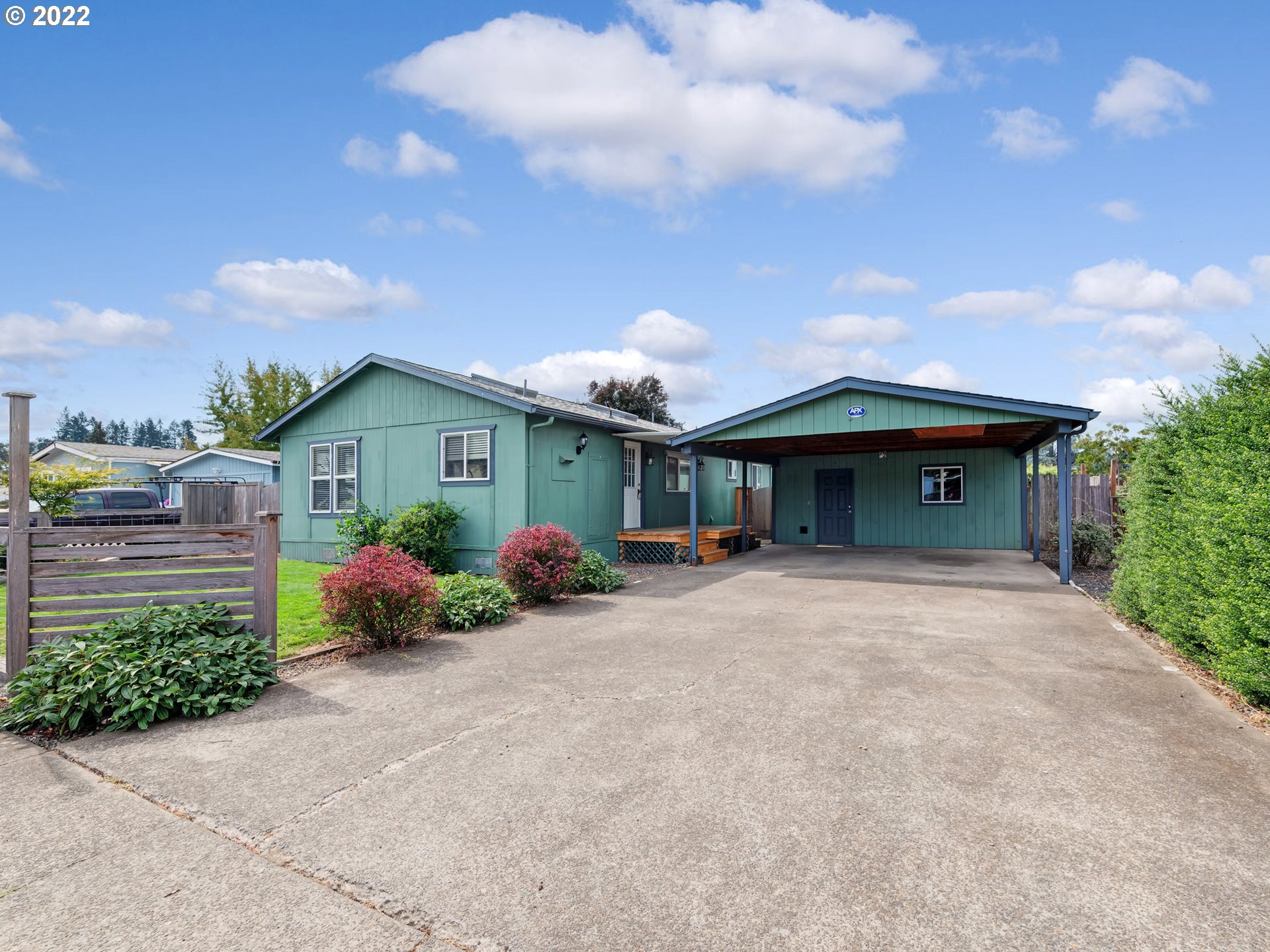 452 South 53rd Street Springfield, OR 97478 - Photo 2 of 26 a front view of a house with garden