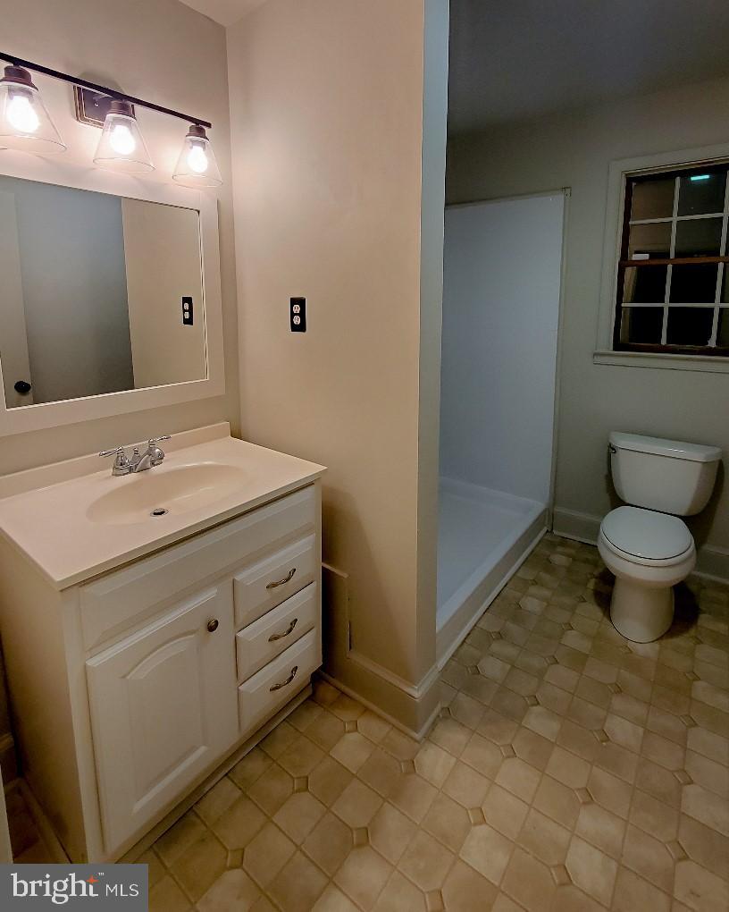 12169 Ridge Road King George, VA 22485 - Photo 15 of 37 Main Bathroom