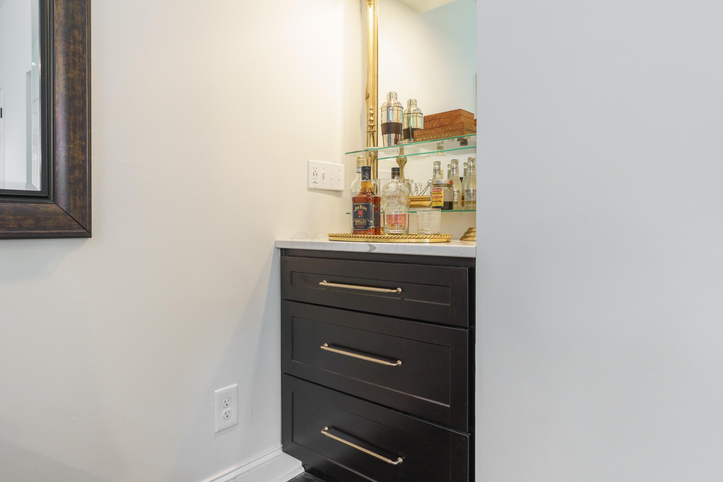 421 Richards Road Columbus, OH 43214 - Photo 22 of 38 bar area