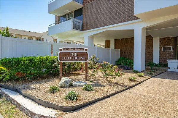 $1,700 | 715 South Upper Broadway, Unit 903, Corpus Christi, TX 78401