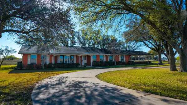 $379,000 | 25 Labus Lane, Floresville, TX 78114