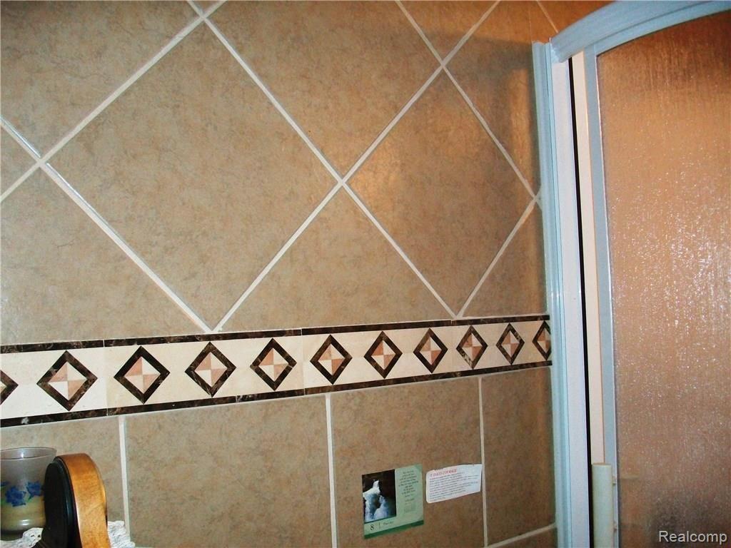 5660 Crescent Road Waterford, MI 48327 - Photo 15 of 18 MASTER BATH CERAMIC WALLS.JPG