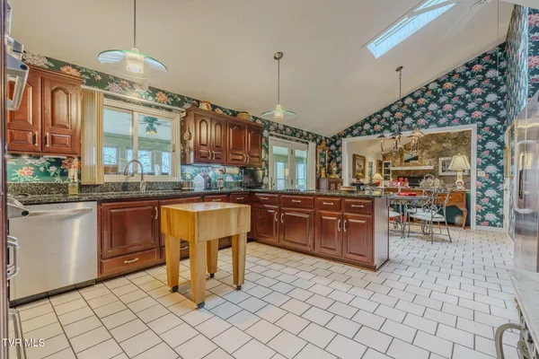 $1,099,999 | 1290 Hickory Hills Road, Jefferson City, TN 37760