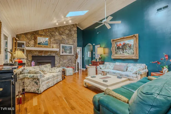 $1,099,999 | 1290 Hickory Hills Road, Jefferson City, TN 37760