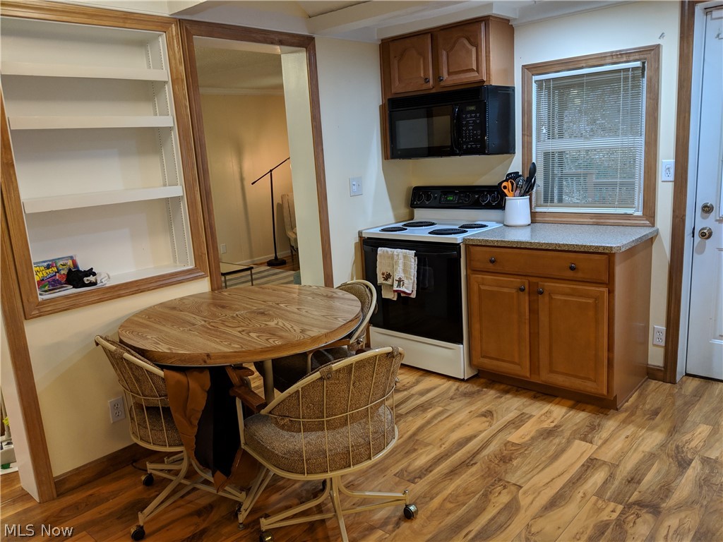 958 Som Center Road, Unit C3 Cleveland, OH 44143 - Photo 12 of 33 Eat-in kitchen space