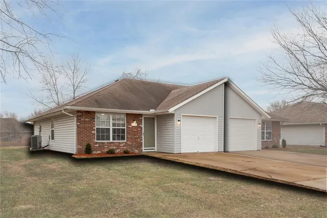 $204,500 | 1121 Ephraim Drive, Grain Valley, MO 64029