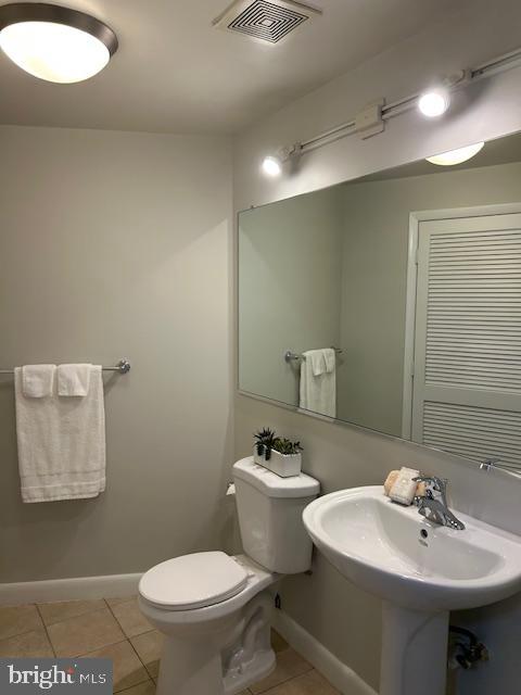 400 Massachusetts Avenue Northwest, Unit 608 Washington, DC 20001 - Photo 10 of 25 a bathroom with a sink and a toilet