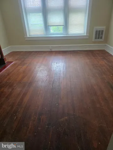 a view of empty room with window
