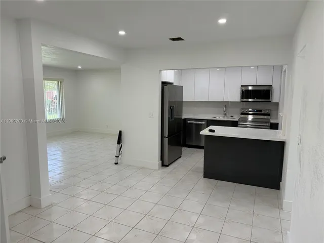 $575,000 | 2400 North 57th Way, Hollywood, FL 33021