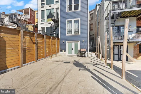 a black and white photo of a living room