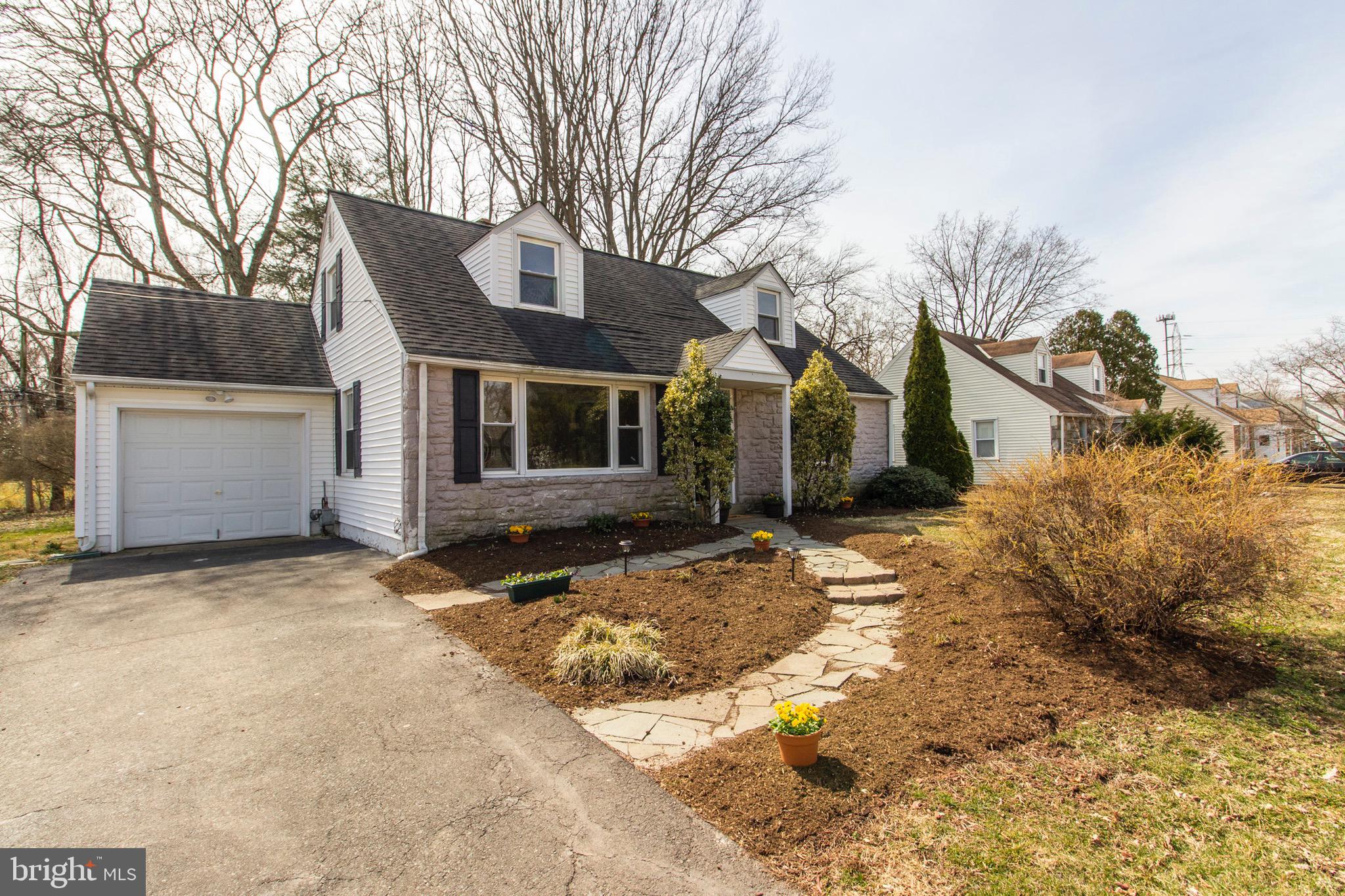 608 Burton Road Oreland, PA 19075 - Photo 2 of 30