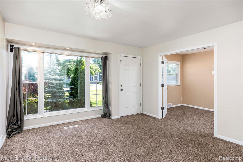15711 West 14 Mile Road Franklin, MI 48025 - Photo 5 of 18