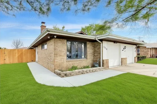 $299,000 | 1310 Beverly Lane, Streamwood, IL 60107