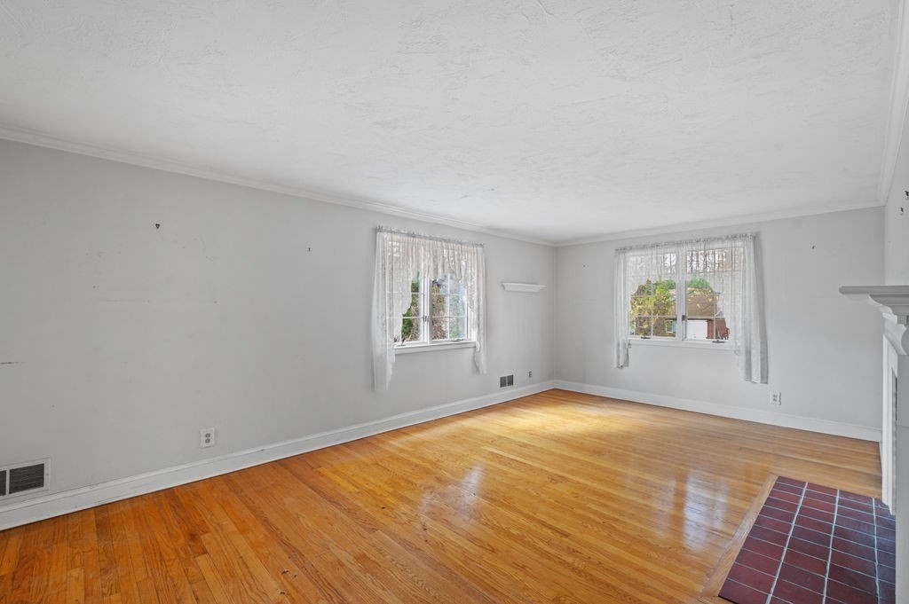 10 Standish Way Lynn, MA 01904 - Photo 18 of 41 an empty room with windows