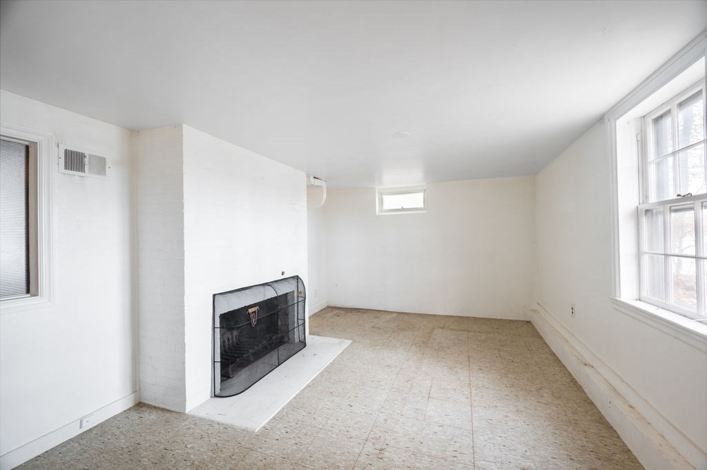 10 Standish Way Lynn, MA 01904 - Photo 32 of 41 an empty room with windows