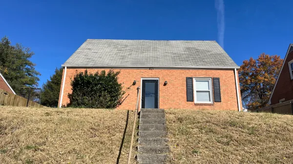 $1,900 | 1621 Brandon Avenue Southwest, Unit A, Roanoke, VA 24015