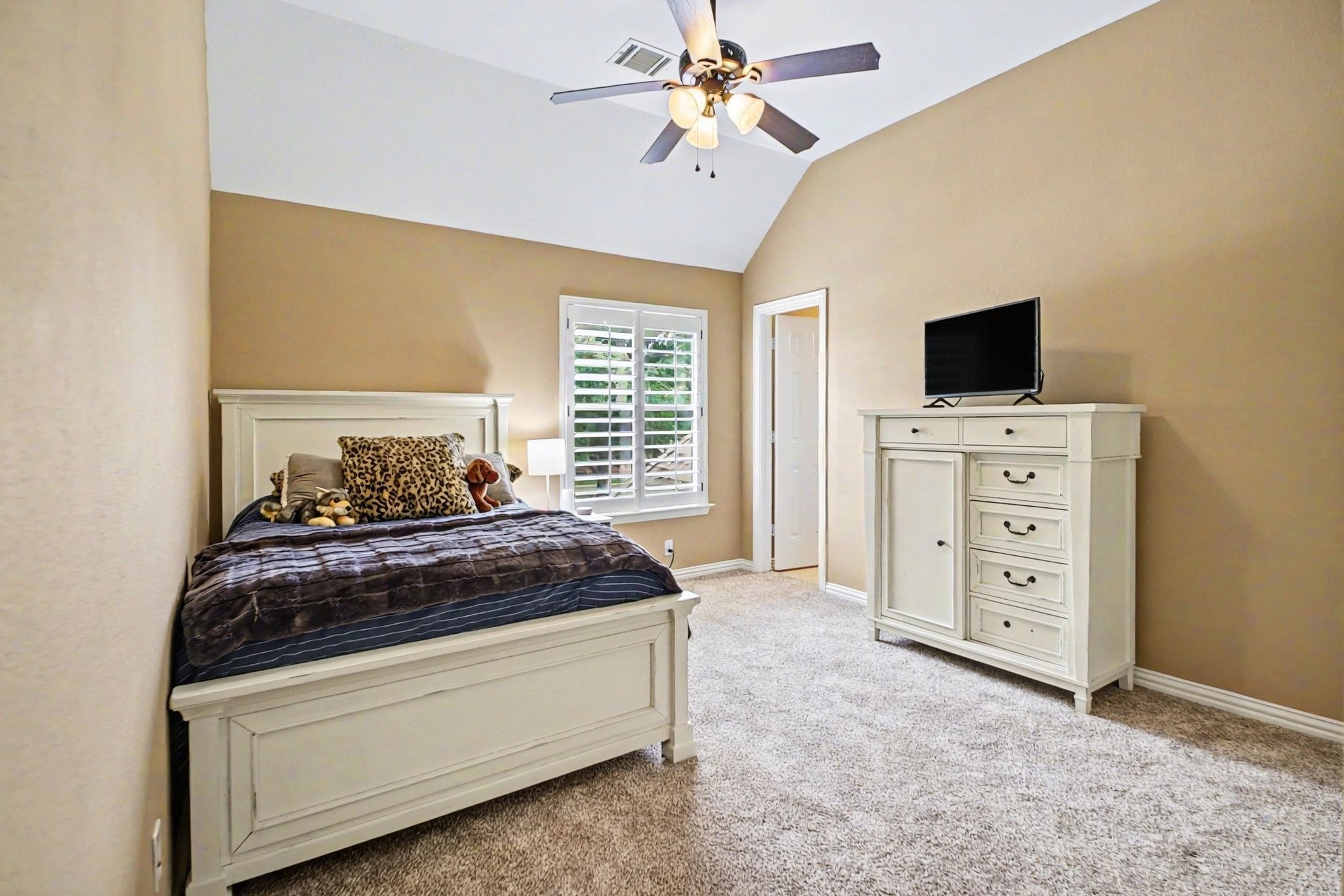 8210 Thunder Ridge Way Missouri City, TX 77459 - Photo 32 of 42 Secondary Bedroom that faces the back yard and has its own full bathroom.