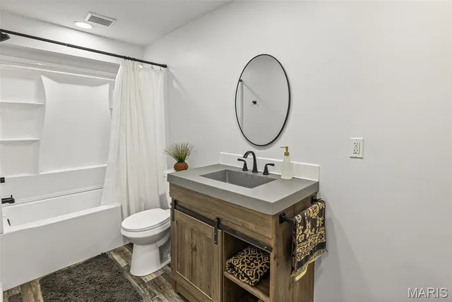 $650,000 | 6009 Rolling Hills Lane, Belleville, IL 62223