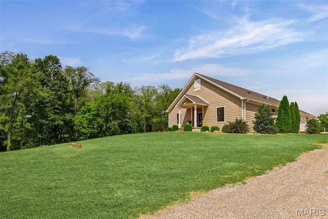 $650,000 | 6009 Rolling Hills Lane, Belleville, IL 62223