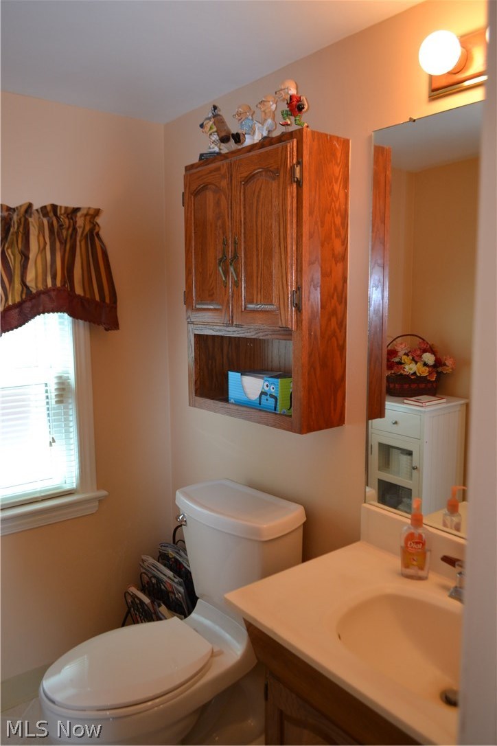 830 Quilliams Road Cleveland Heights, OH 44121 - Photo 19 of 35 First floor 1/2 bath.