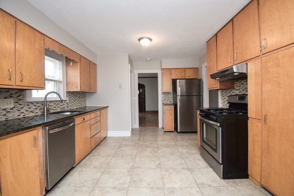 719 Allen Street Springfield, MA 01118 - Photo 14 of 40