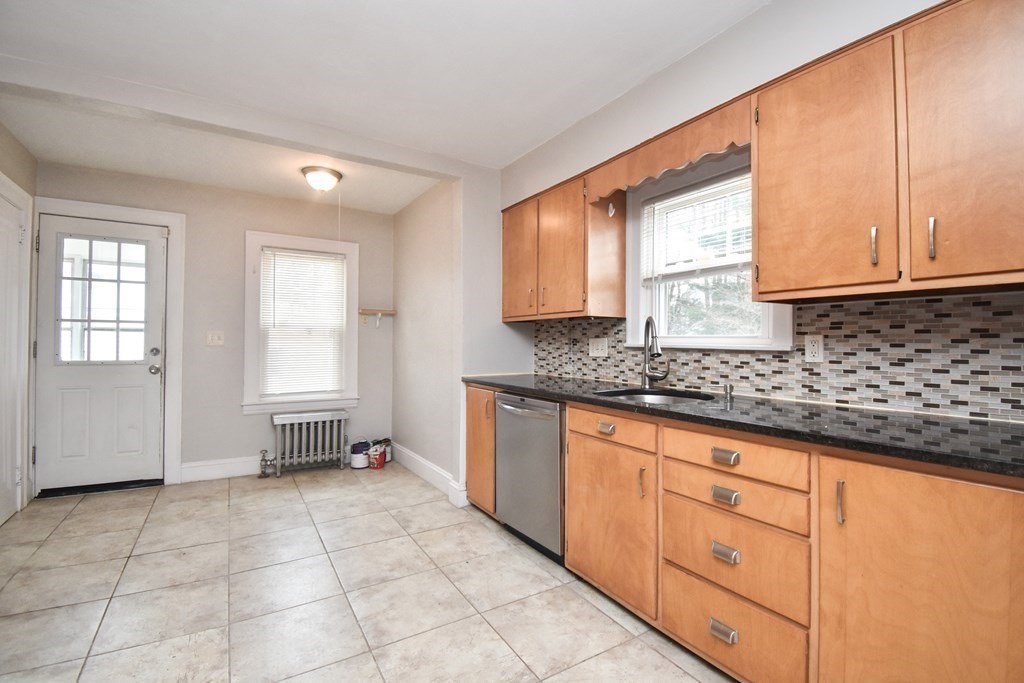 719 Allen Street Springfield, MA 01118 - Photo 17 of 40