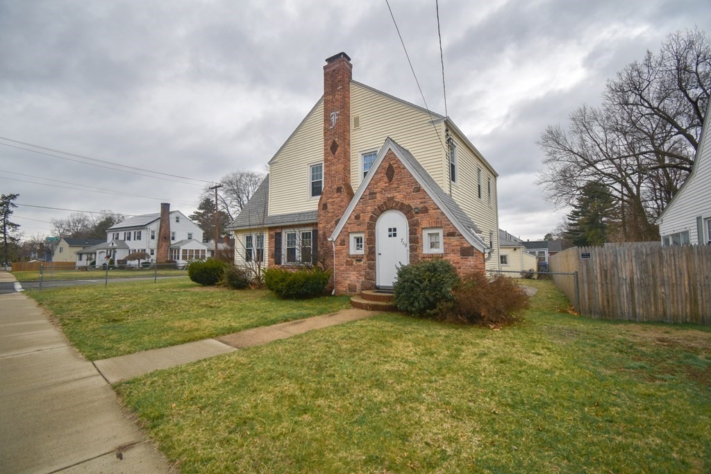 719 Allen Street Springfield, MA 01118 - Photo 2 of 40