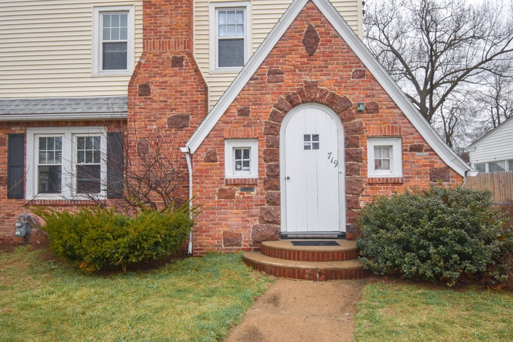 719 Allen Street Springfield, MA 01118 - Photo 3 of 40