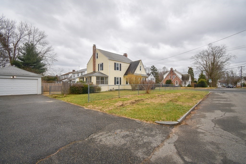 719 Allen Street Springfield, MA 01118 - Photo 4 of 40