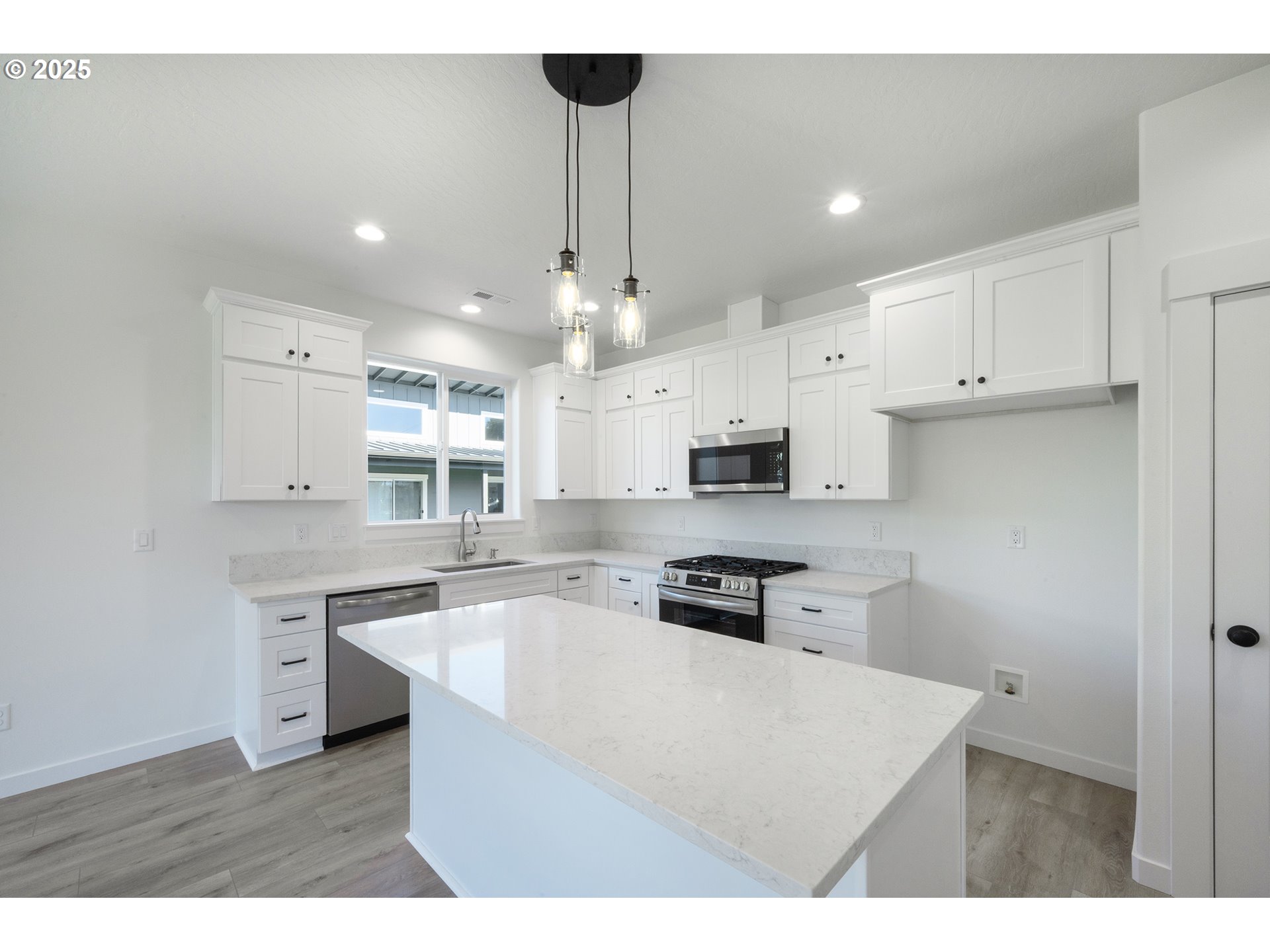 306 19th Street Springfield, OR 97477 - Photo 9 of 41