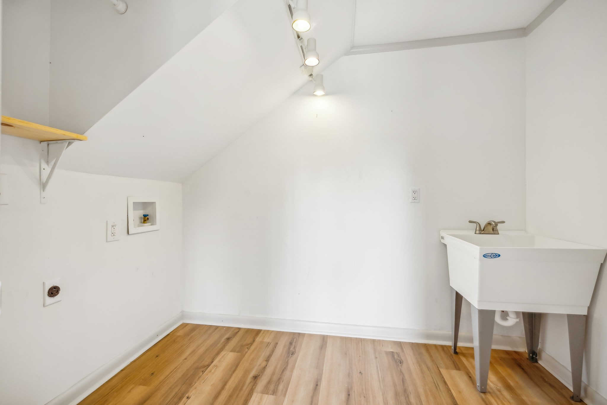 102 Pascal Drive Mount Juliet, TN 37122 - Photo 19 of 41 a view of a room with wooden floor