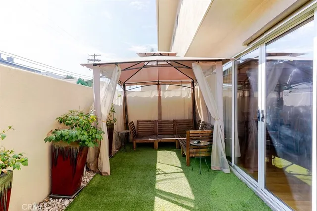 a view of a backyard