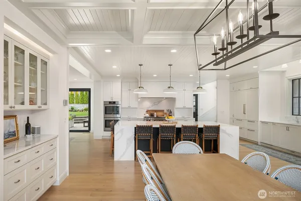 a large kitchen with kitchen island a large island in it