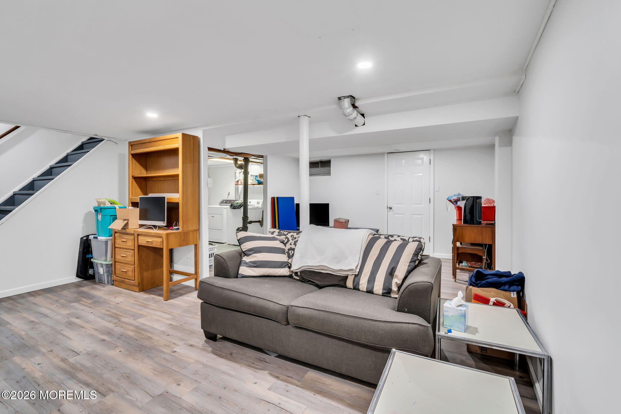 28 Oregon Avenue Jackson, NJ 08527 - Photo 23 of 33 a living room with furniture and a kitchen