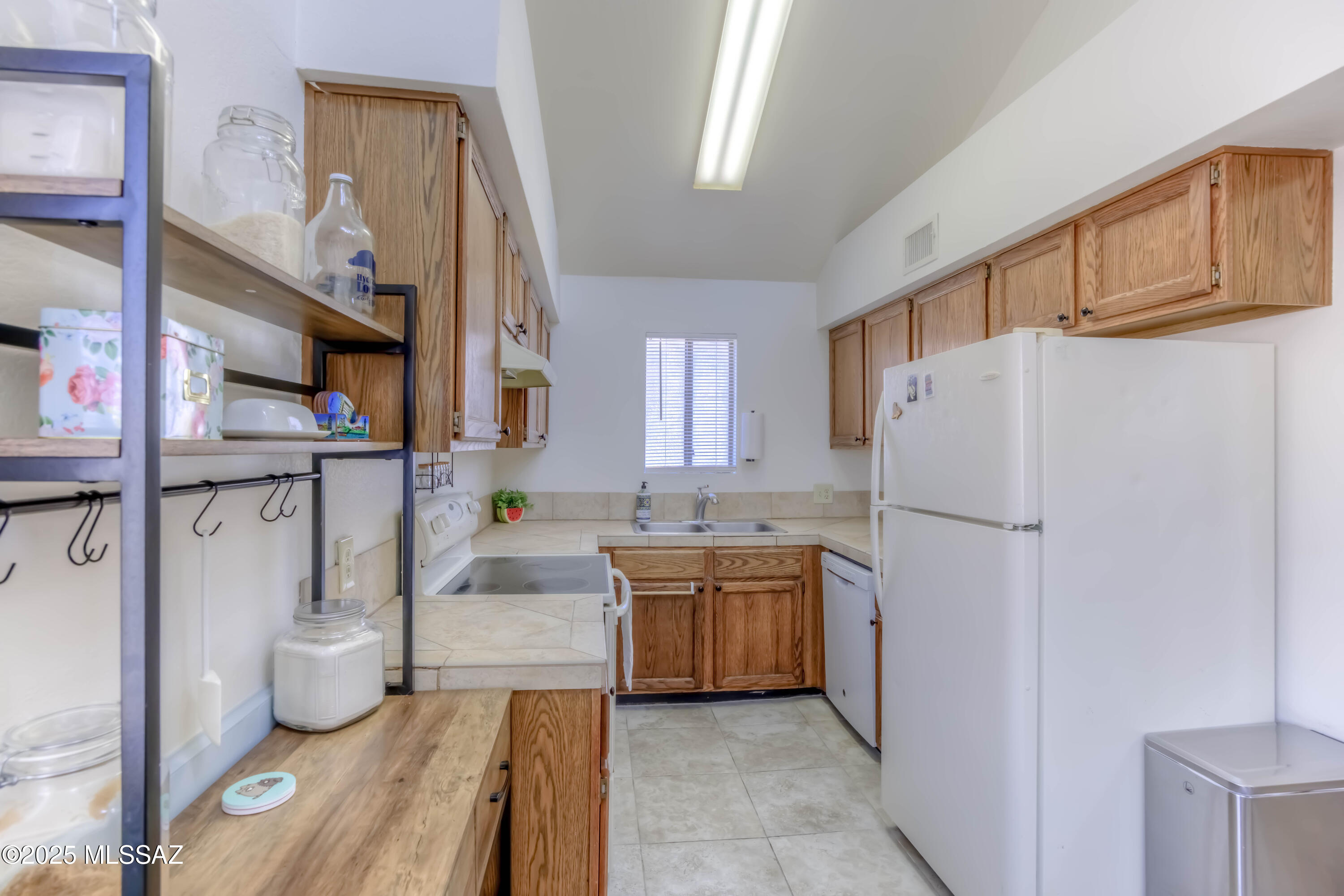 3690 North Country Club Road, Unit 1010 Tucson, AZ 85716 - Photo 6 of 21 10 Kitchen photo a