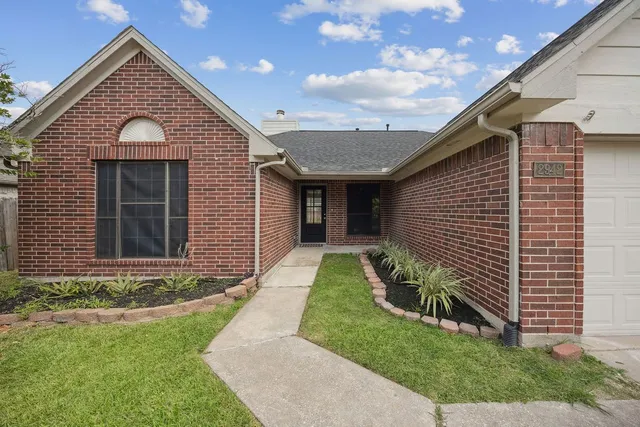 $2,295 | 2942 Waterloo Road, Pearland, TX 77581