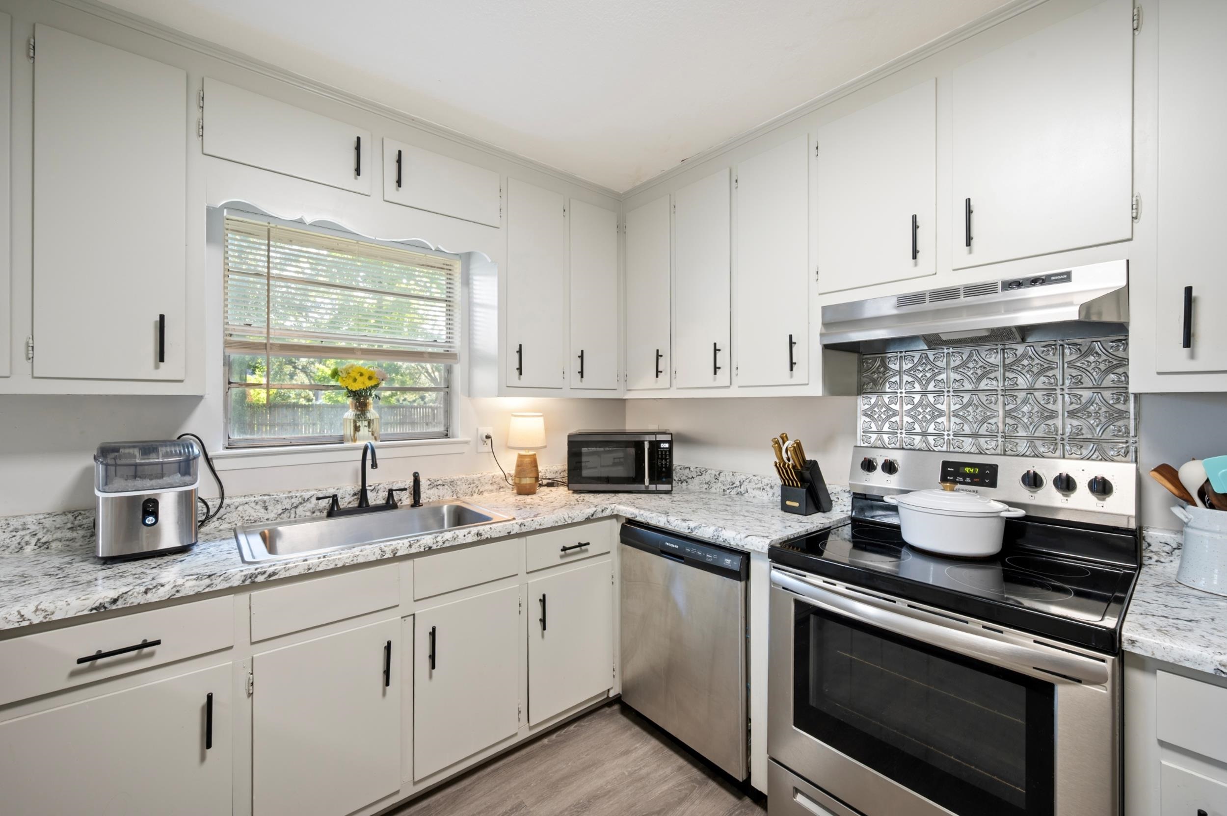 400 Collier Avenue Bay Minette, AL 36507 - Photo 7 of 17 Kitchen