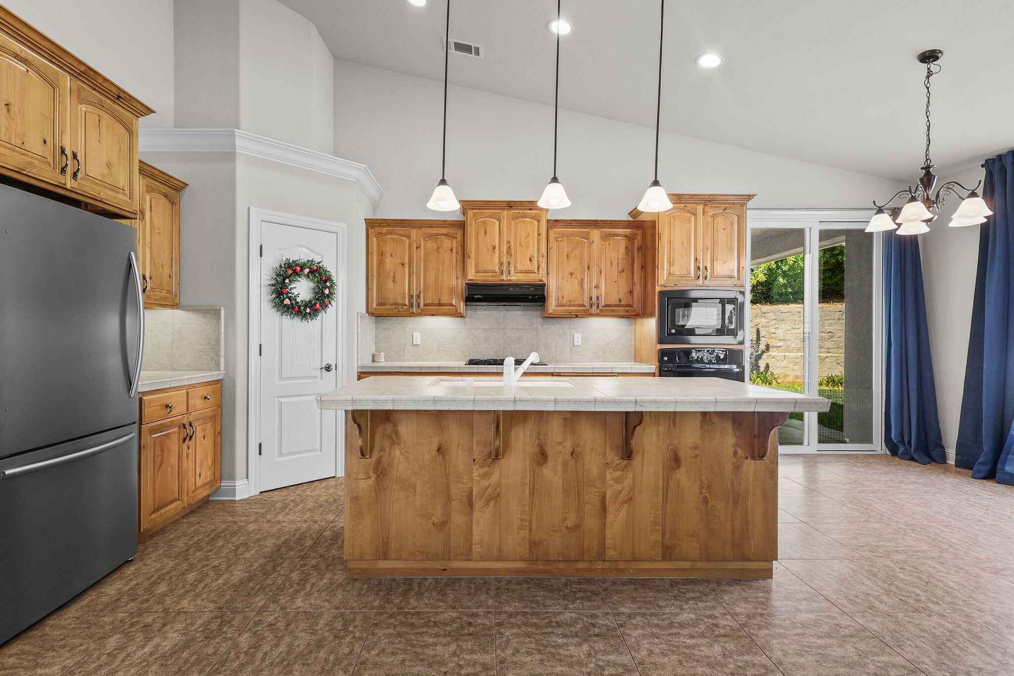 3641 Deuce Way Redding, CA 96002 - Photo 7 of 31 16-web-or-mls-8Q0A9705_1