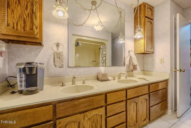 $1,299,999 | 4206 Bristol Highway, Johnson City, TN 37601