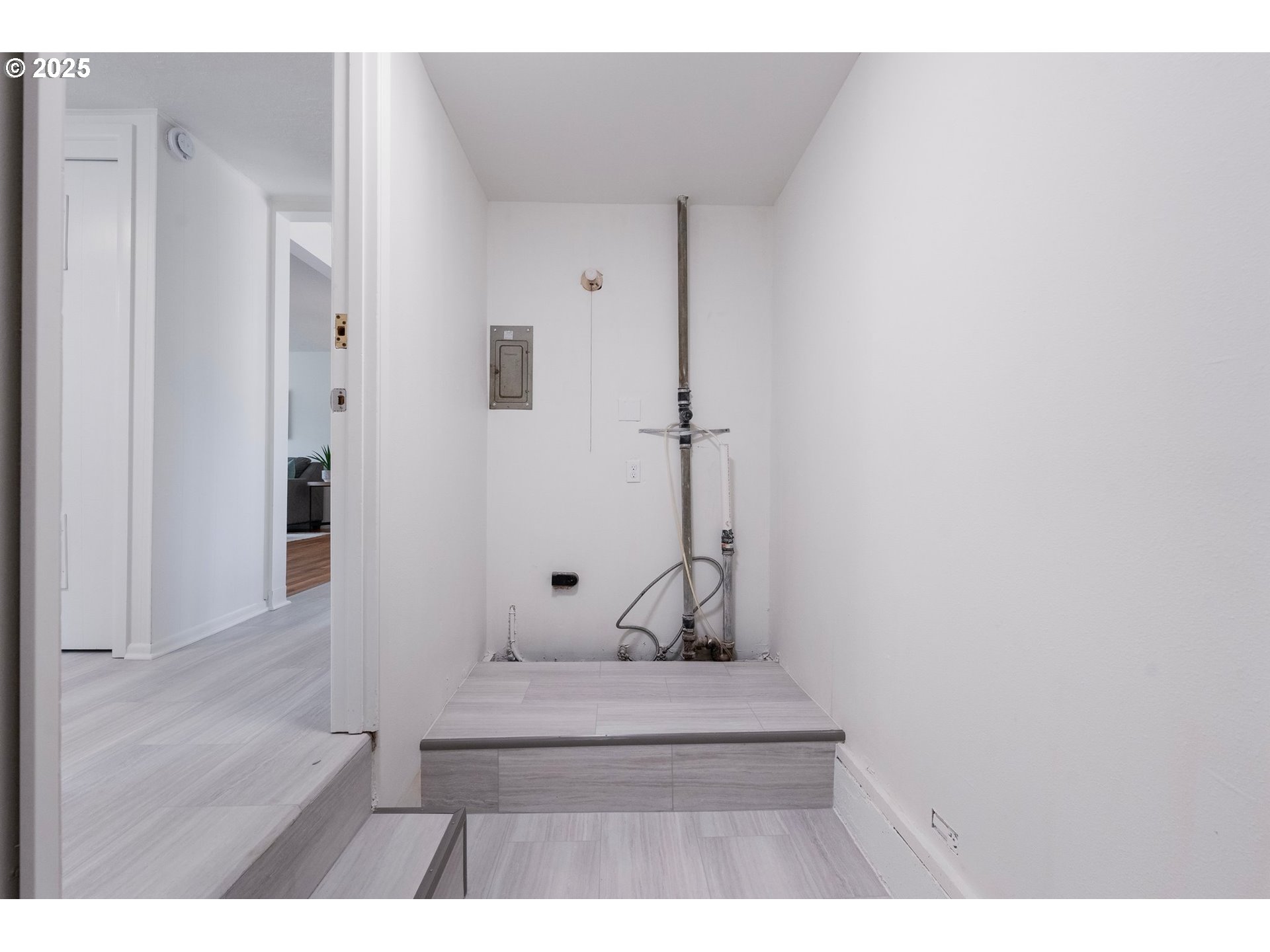 165 Northeast 167th Place Portland, OR 97230 - Photo 16 of 32 a view of hall way with mirror