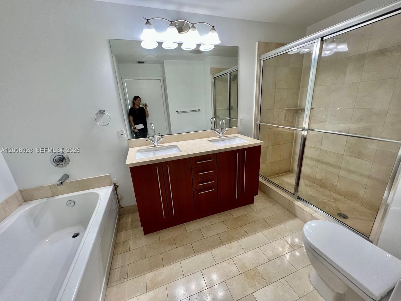 79 Southwest 12th Street, Unit 1903 Miami, FL 33130 - Photo 8 of 25 a spacious bathroom with a tub sink and mirror