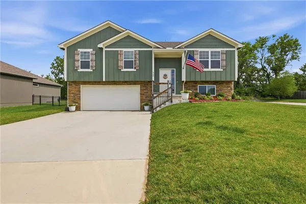 $349,900 | 900 Northwest Crestwood Drive, Grain Valley, MO 64029